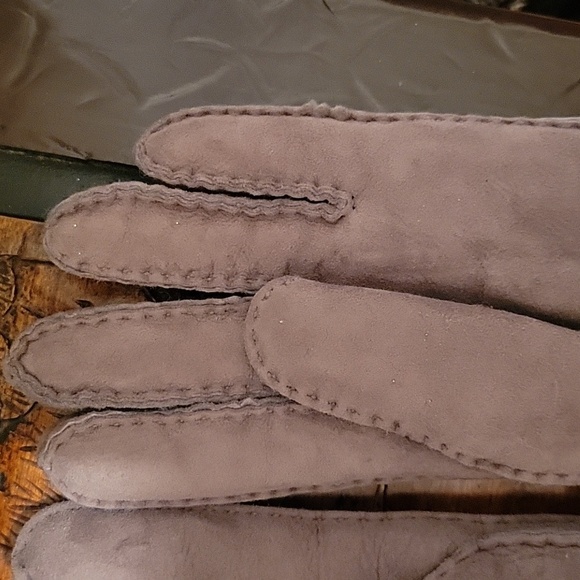 UGG Perforated shearling glove. Grey Sz: large Cold Weather Snow Boarding - Picture 9 of 13